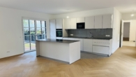 offene Küche mit Kochinsel - HIGH END LIVING In Hietzing – ERSTBEZUG für höchste Ansprüche – 3-Zimmer-LUXUS-GARTENWOHNUNG,Terrasse und Garage