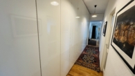 Flur mit geräumigen Einbaukästen - Bungalow in Wien