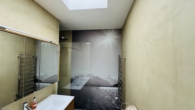 Bad mit bodenebener Dusche und Lichtkuppel - Bungalow in Wien