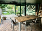 an heißen Tagen herrlich schattiger Sitzplatz - EINZIGARTIGES LIEBHABEROBJEKT! Entzückendes, generalsaniertes „Winzerhaus“ am Gießhübl mit traumhaftem Garten, Carport, Wintergarten, Terrasse, Weinkeller, Werkstatt, Salettl, uvm.