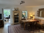 gemütliches Wohnzimmer - EINZIGARTIGES LIEBHABEROBJEKT! Entzückendes, generalsaniertes „Winzerhaus“ am Gießhübl mit traumhaftem Garten, Carport, Wintergarten, Terrasse, Weinkeller, Werkstatt, Salettl, uvm.