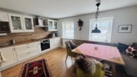 gemütliche Wohnküche - EINZIGARTIGES LIEBHABEROBJEKT! Entzückendes, generalsaniertes „Winzerhaus“ am Gießhübl mit traumhaftem Garten, Carport, Wintergarten, Terrasse, Weinkeller, Werkstatt, Salettl, uvm.