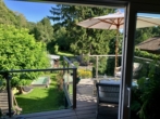 Terrassen-Blick in den traumhaften Garten - EINZIGARTIGES LIEBHABEROBJEKT! Entzückendes, generalsaniertes „Winzerhaus“ am Gießhübl mit traumhaftem Garten, Carport, Wintergarten, Terrasse, Weinkeller, Werkstatt, Salettl, uvm.