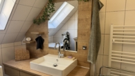 Badezimmer mit Dusche, Fenster, Waschmaschine im OG - EINZIGARTIGES LIEBHABEROBJEKT! Entzückendes, generalsaniertes „Winzerhaus“ am Gießhübl mit traumhaftem Garten, Carport, Wintergarten, Terrasse, Weinkeller, Werkstatt, Salettl, uvm.