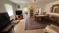 Wohnzimmer mit Essplatz - EINZIGARTIGES LIEBHABEROBJEKT! Entzückendes, generalsaniertes „Winzerhaus“ am Gießhübl mit traumhaftem Garten, Carport, Wintergarten, Terrasse, Weinkeller, Werkstatt, Salettl, uvm.
