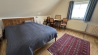 Schlafzimmer 2 mit Klimaanlage - EINZIGARTIGES LIEBHABEROBJEKT! Entzückendes, generalsaniertes „Winzerhaus“ am Gießhübl mit traumhaftem Garten, Carport, Wintergarten, Terrasse, Weinkeller, Werkstatt, Salettl, uvm.