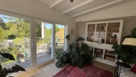 bodenebene Schiebetüre zur Terrasse - EINZIGARTIGES LIEBHABEROBJEKT! Entzückendes, generalsaniertes „Winzerhaus“ am Gießhübl mit traumhaftem Garten, Carport, Wintergarten, Terrasse, Weinkeller, Werkstatt, Salettl, uvm.