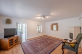 Wohnzimmer mit Ausgang zum Wintergarten und Terrasse - Detached house in Gießhübl